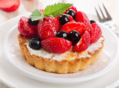 taze meyveleri tart
