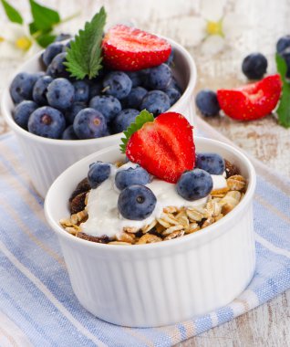 müsli ve yoğurt taze çilek ile. 