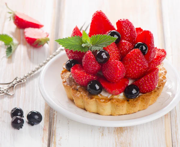 Пирог со свежими ягодами — стоковое фото