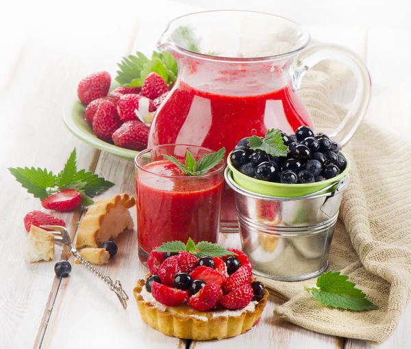 Smoothie aux fraises avec gâteau frais — Photo