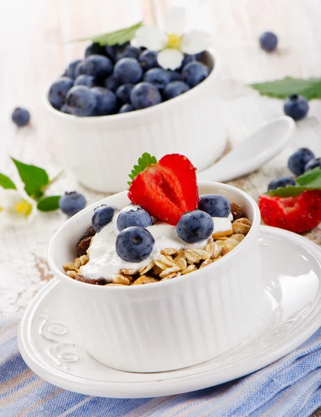 Muesli e iogurte com bagas frescas . — Fotografia de Stock