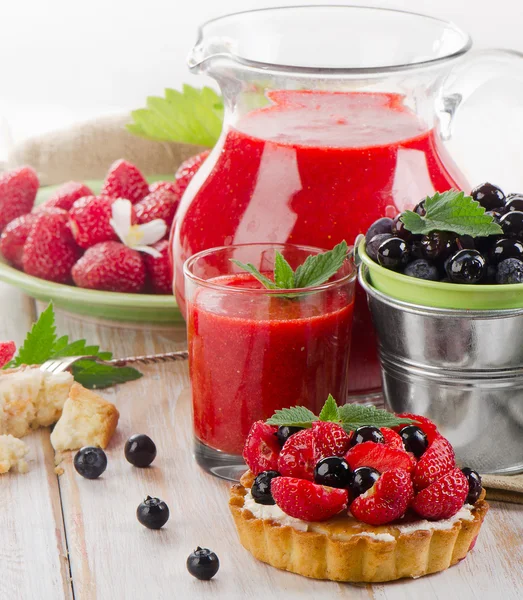 Strawberry smoothie with fresh cake — Stock Photo, Image