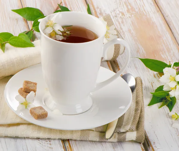Τσάι σε ένα λευκό φλιτζάνι με λουλούδια — Φωτογραφία Αρχείου