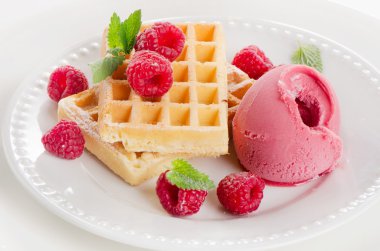 Belçika waffle ahududu sorbe ile