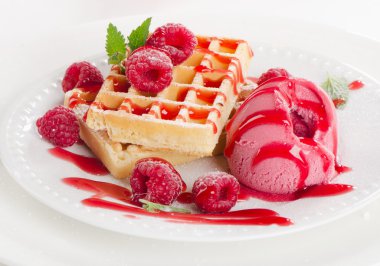 Belçika waffle ahududu sorbe ile