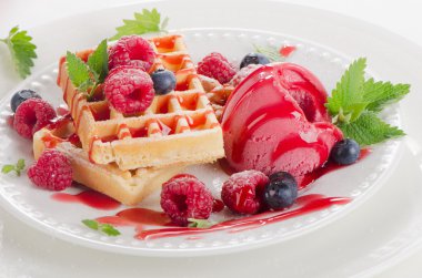 Belçika waffle ahududu sorbe ile