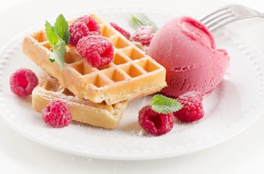 Belçika waffle ahududu sorbe ile