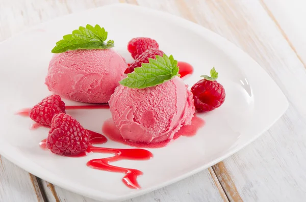 Raspberry sorbet with mint — Stock Photo, Image