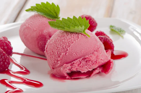 Raspberry sorbet with mint — Stock Photo, Image