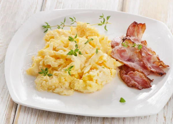 Huevos revueltos y tocino — Foto de Stock