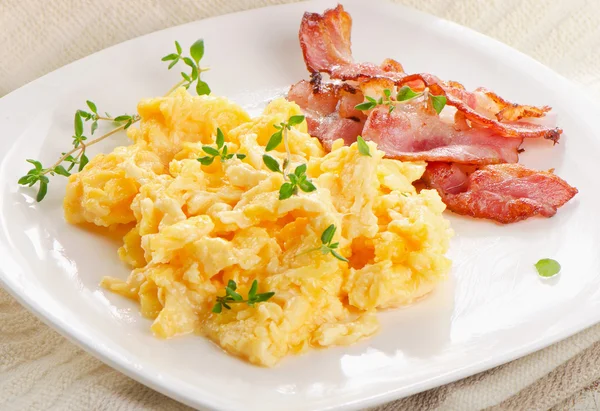 Scrambled eggs and bacon — Stock Photo, Image