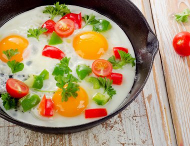 sahanda yumurta ve sebze