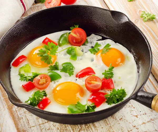 Gebakken eieren en groenten — Stockfoto