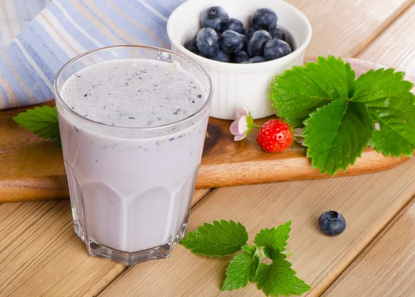 Blueberry smoothie bogyókkal — Stock Fotó