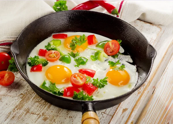 Fried eggs and vegetables — Stock Photo, Image
