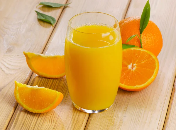 Szeletelt narancs narancslé — Stock Fotó