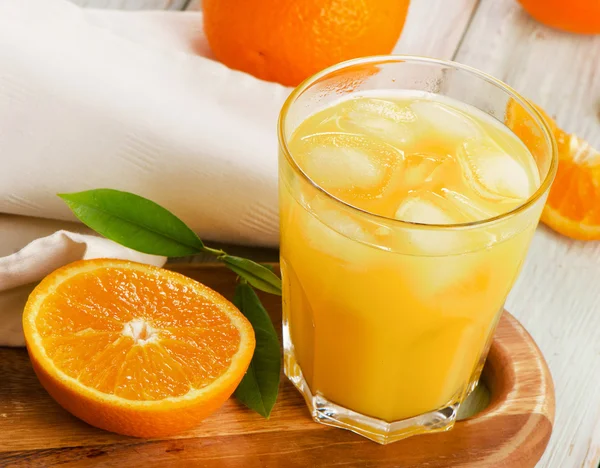 Orangensaft mit geschnittenen Orangen — Stockfoto