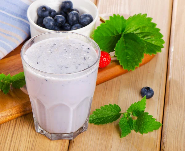 Blaubeer-Smoothie mit Beeren — Stockfoto