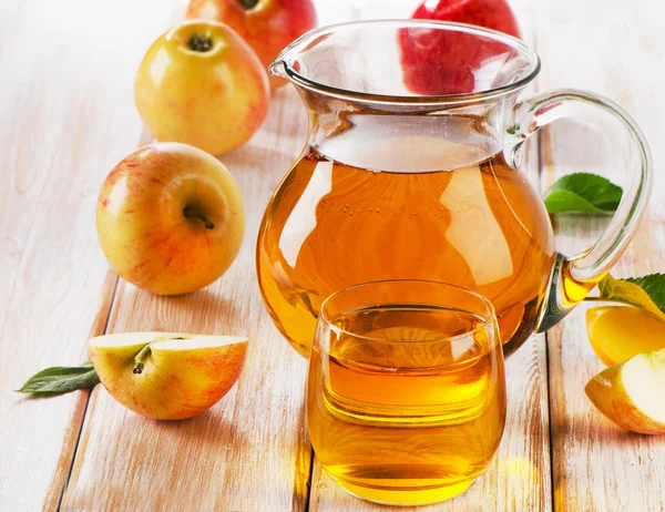 Äppeljuice och äpplen — Stockfoto