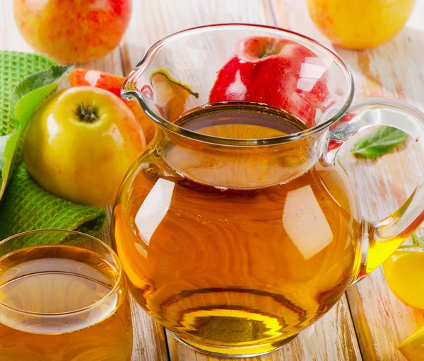 Apple juice and apples — Stock Photo, Image