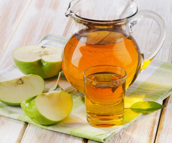 Apple juice and apples — Stock Photo, Image