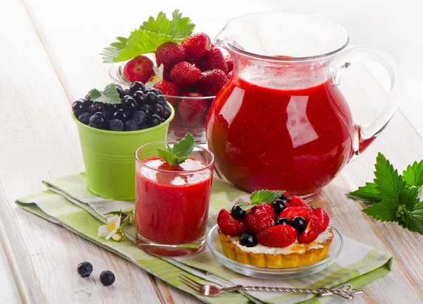 Gâteau aux fraises et smoothie — Photo