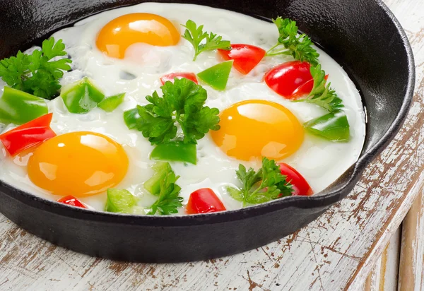 Τηγανητά αυγά και λαχανικά — Φωτογραφία Αρχείου