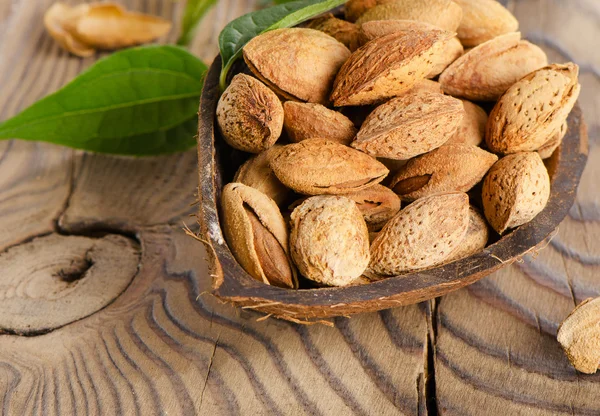 Amandelen op houten tafel — Stockfoto