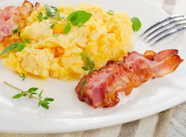 Scrambled eggs and bacon — Stock Photo, Image