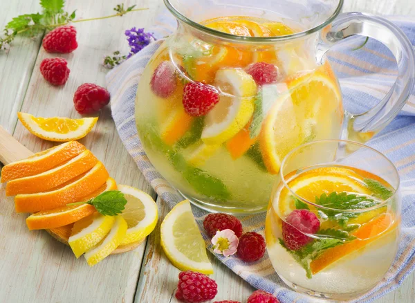 Bebida de fruto com bagas frescas — Fotografia de Stock