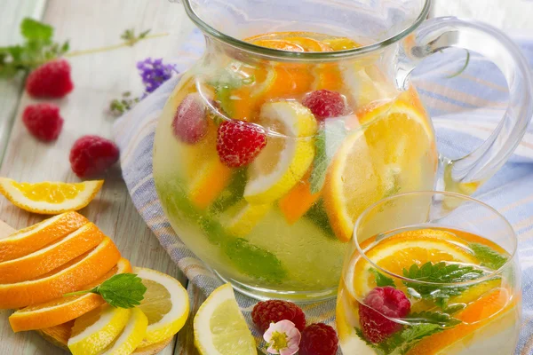 Ovocný nápoj s čerstvým ovocem — Stock fotografie