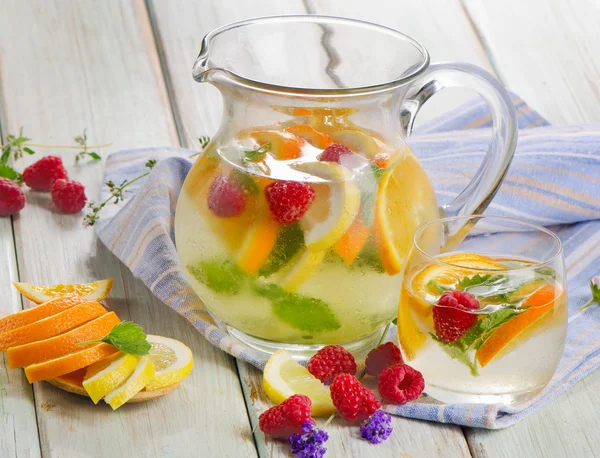 Bebida de frutas con bayas frescas —  Fotos de Stock