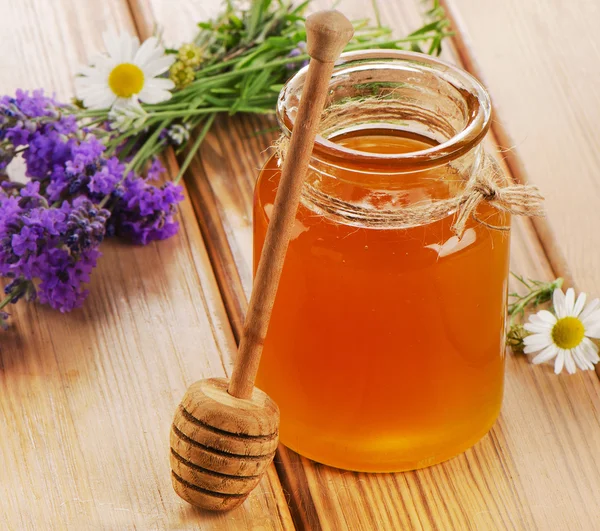 Borcan de sticlă cu miere — Fotografie, imagine de stoc
