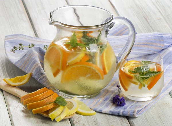 Limonada con hojas de menta — Foto de Stock