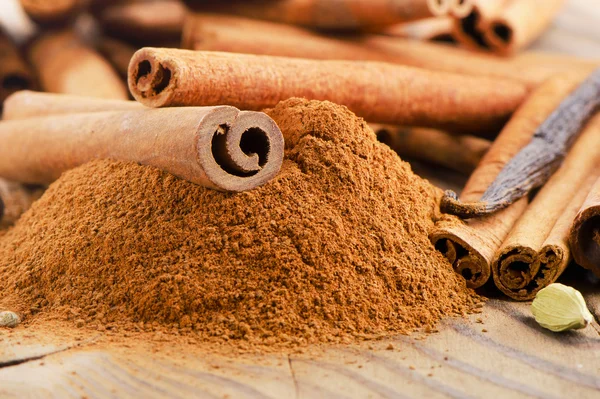 Cinnamon sticks and powder — Stock Photo, Image