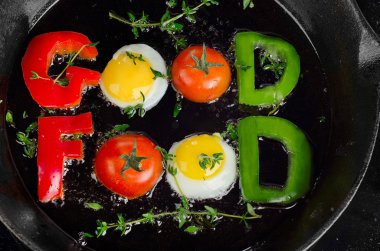 yumurta ve kızarmış sebzeler