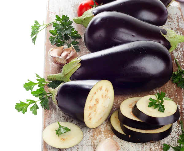 Aubergines op een houten rand — Stockfoto