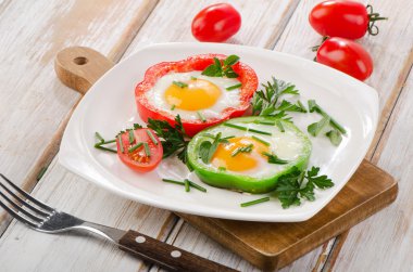 yumurta ve kızarmış sebzeler