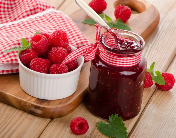 Jam and raspberries — Stock Photo, Image