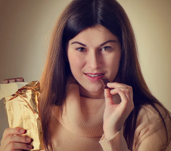 チョコレートを食べる女 — ストック写真