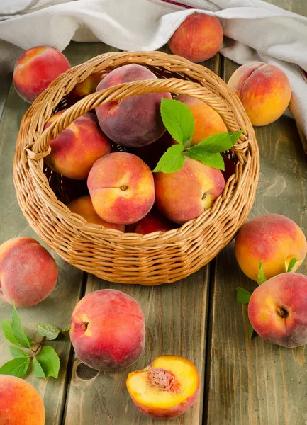 Peaches in basket — Stock Photo, Image