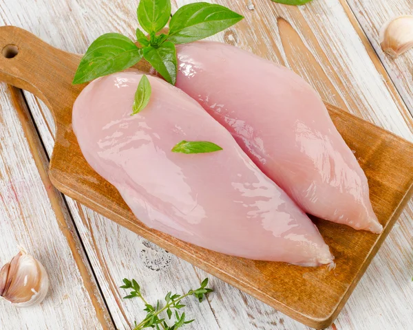 Filetes de peito de frango cru — Fotografia de Stock