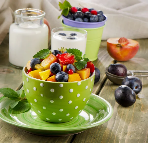 Ovocný salát a jogurt — Stock fotografie