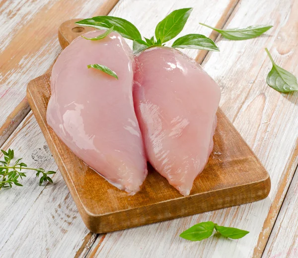 Filetes de peito de frango cru — Fotografia de Stock