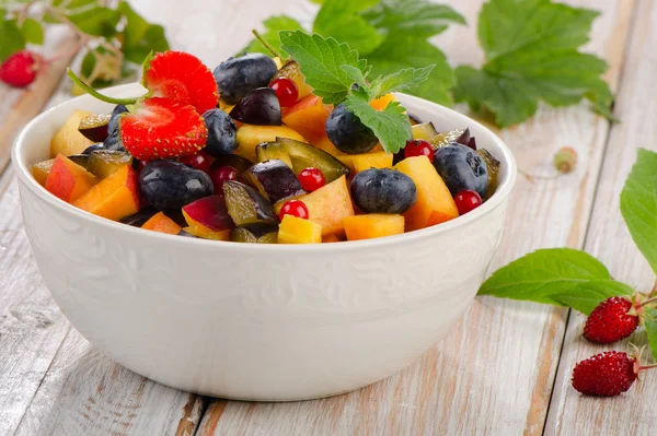 Zdrowe owoce sałatka — Zdjęcie stockowe
