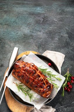 Arka planda sebzeli fırında jambon. Geleneksel gıda konsepti. Üst görünüm, düz görünüm, kopyalama alanı