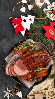 Koyu arkaplanlı fırında jambonlu Noel kompozisyonu. Geleneksel gıda konsepti. Üst görünüm, düz görünüm, kopyalama alanı
