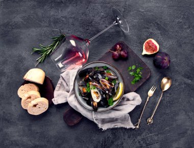 Arka planda atıştırmalık midyeler. Üst görünüm, düz görünüm, kopyalama alanı