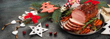 Koyu arkaplanlı fırında jambonlu Noel kompozisyonu. Geleneksel gıda konsepti. Panorama