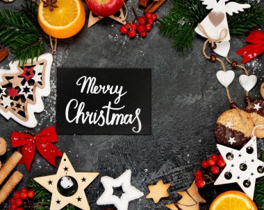 Karanlık arka planda Noel kompozisyonu. Şenlik arka planı. Üst görünüm, düz görünüm, kopyalama alanı